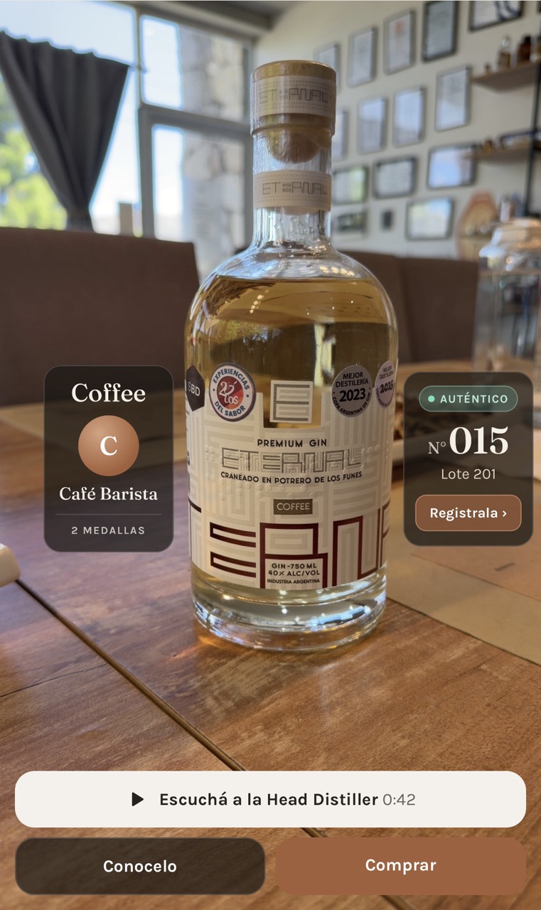 Gin Eternal Coffee en realidad aumentada: el estilo, sus medallas y la botella auténtica alrededor de la etiqueta