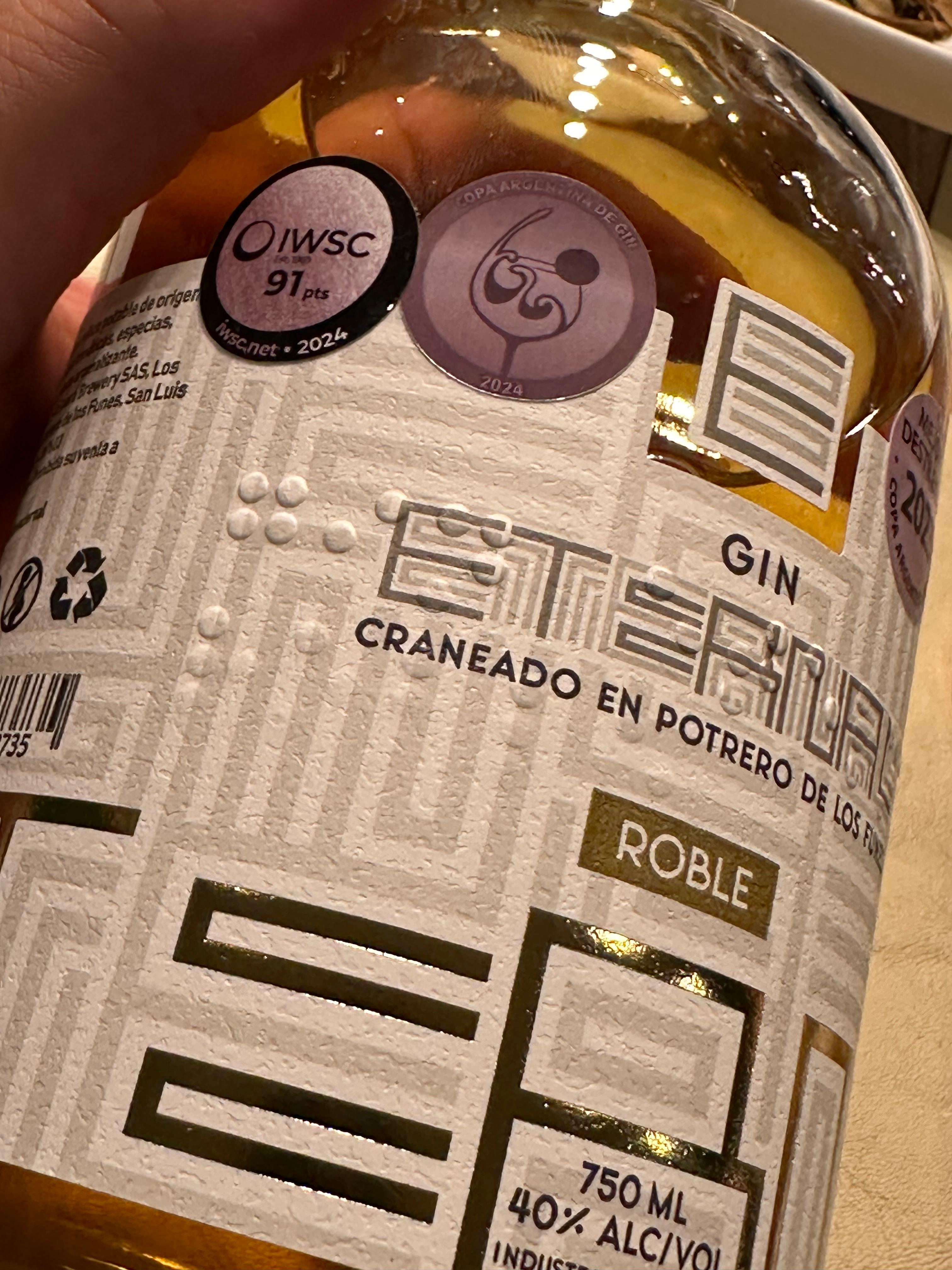Botella Gin Eternal con etiqueta Braille
