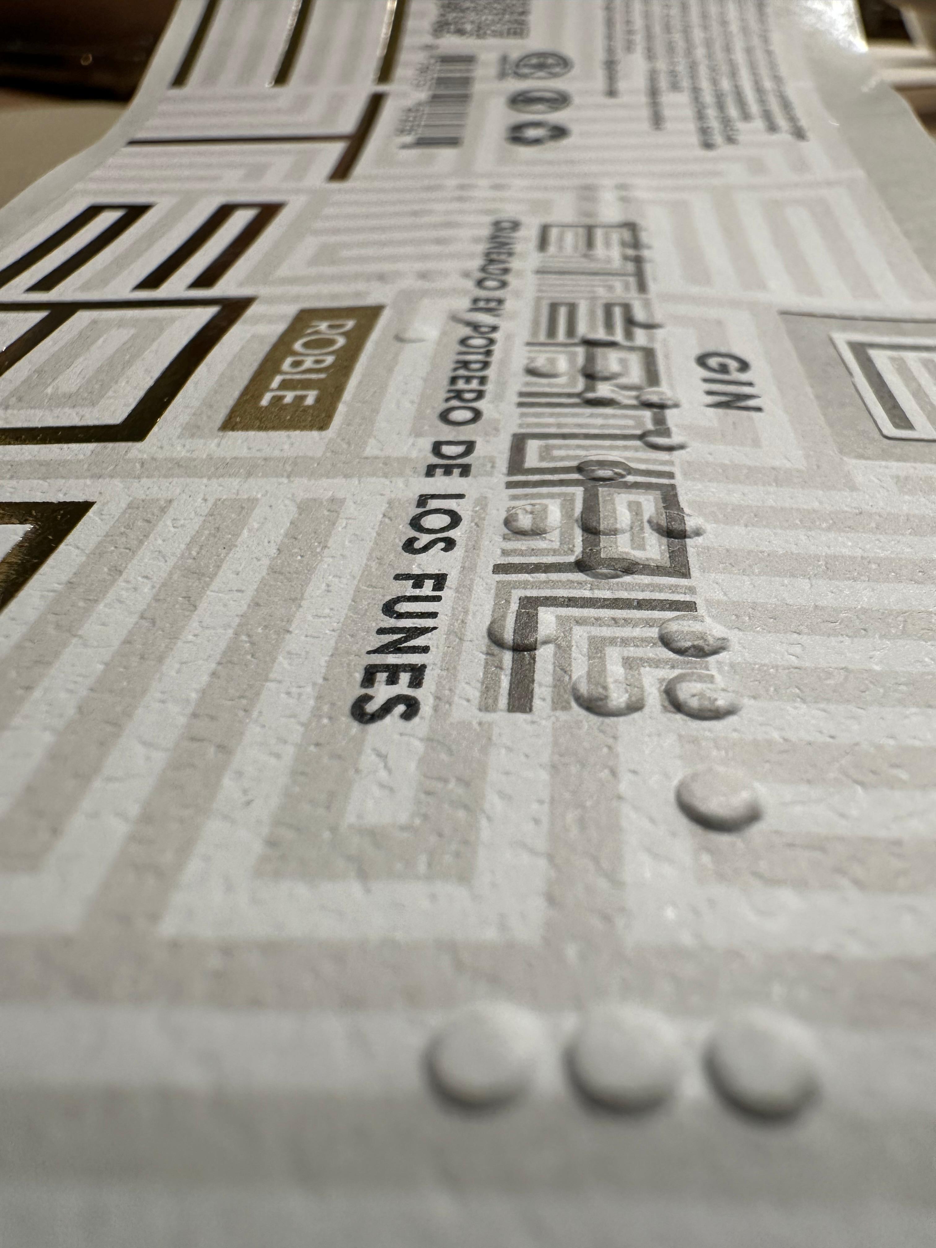 Detalle Braille en etiqueta Eternal